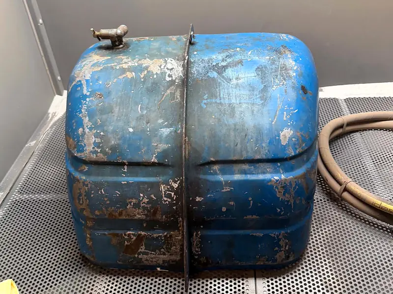 Kraftstofftank – vorher (Seitenansicht)